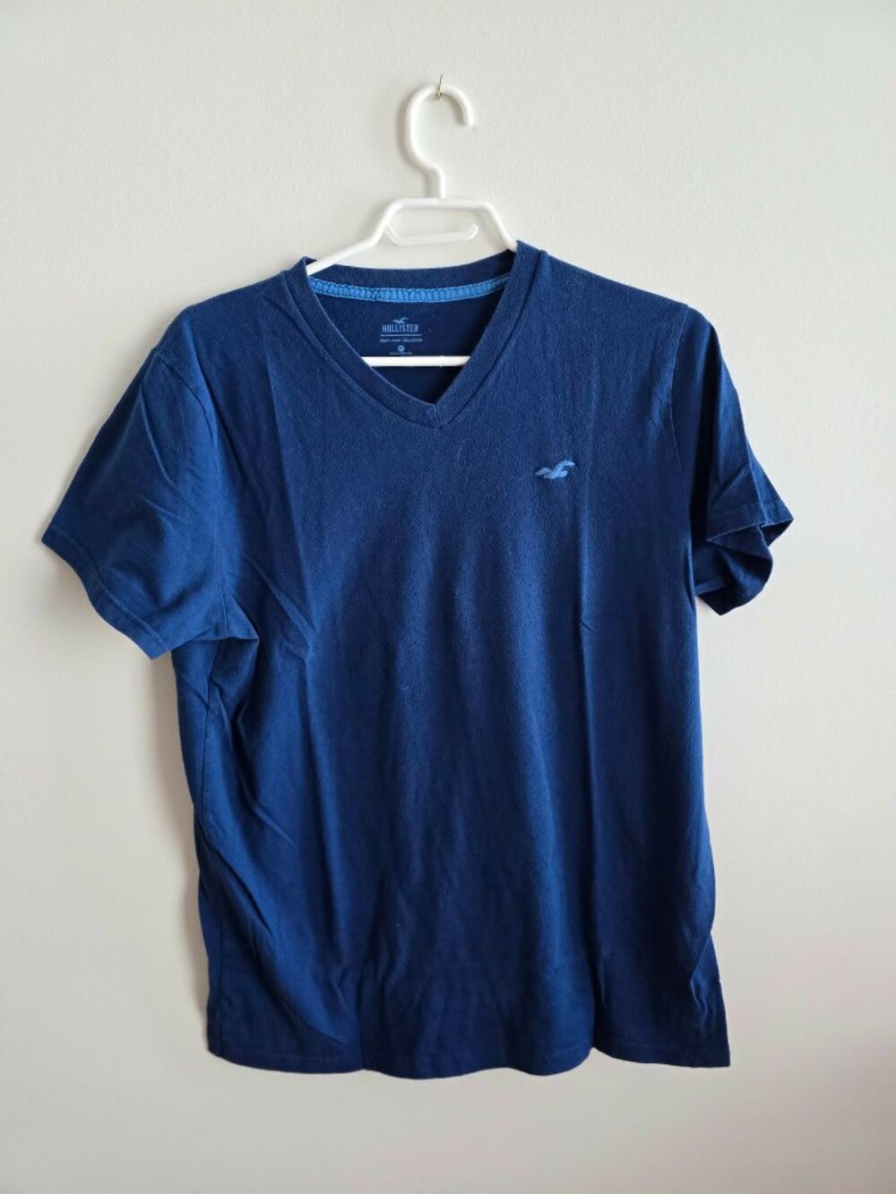 Hollister Men's Dark Blue V-neck T-Shirt